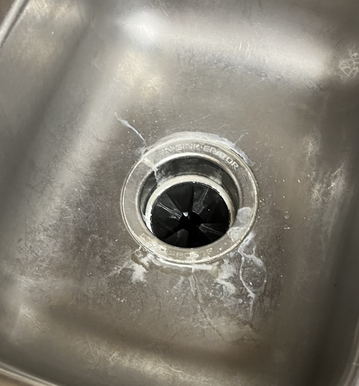 Un évier sale avec une
        tache blanche