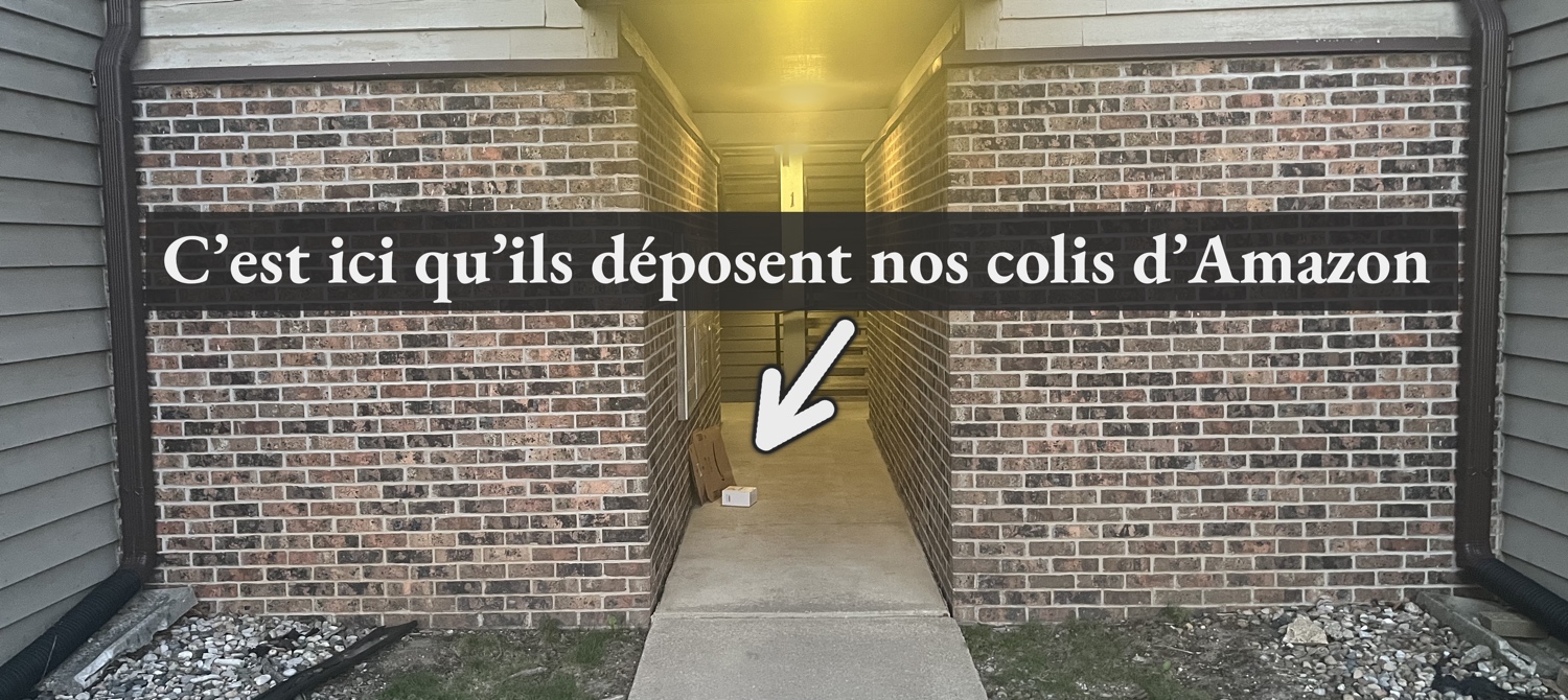 Une photo de l'entrée du bâtiment sans porte, illustrant que n'importe quel passant peut se servir dans les colis Amazon livrés.