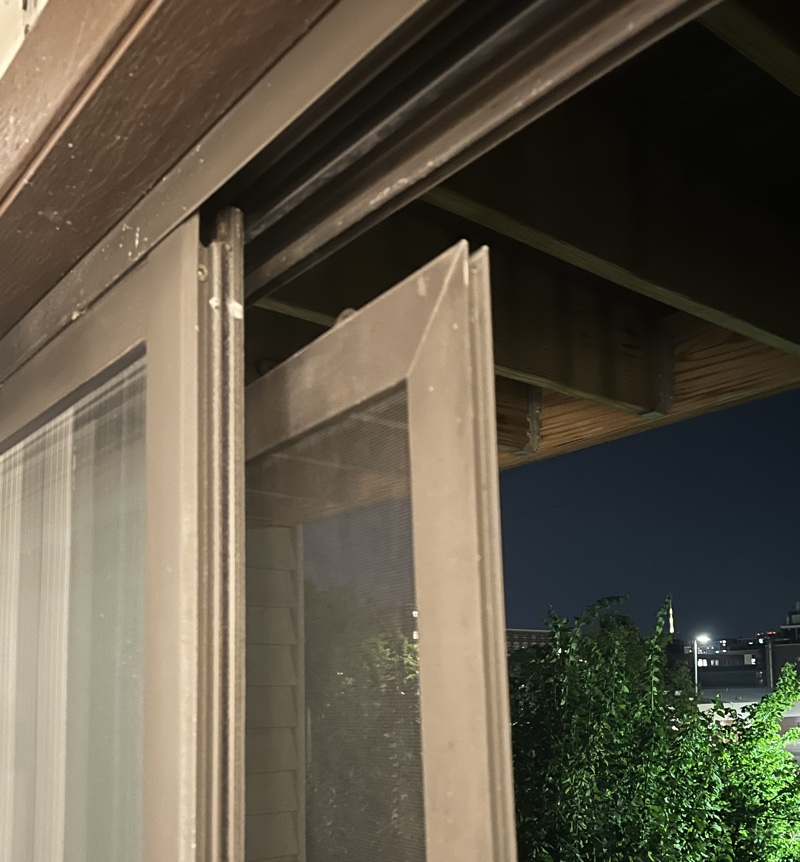 Une porte moustiquaire cassée et arrachée