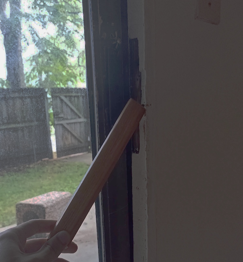 Une poignée de porte
        cassée / arrachée