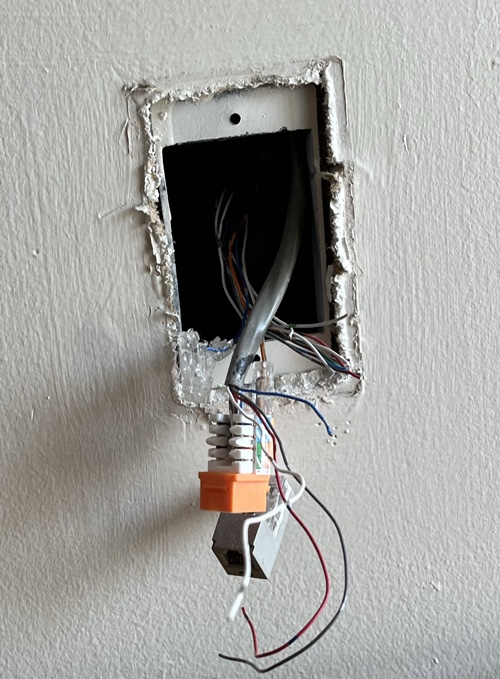 Une prise d'Internet
        arrachée