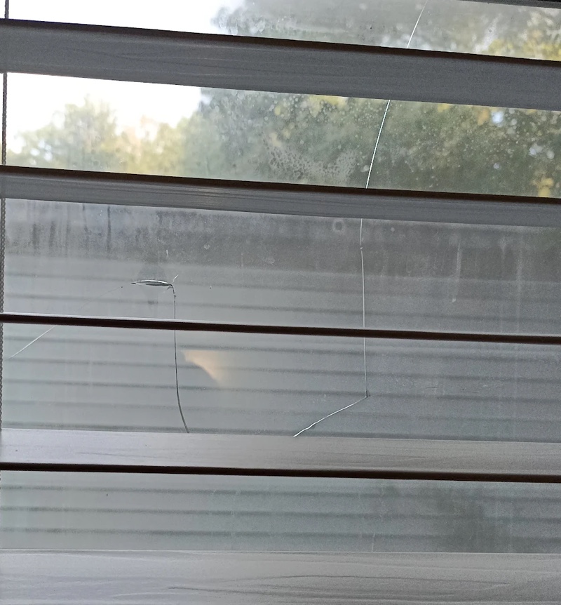 Une vitre ébréchée